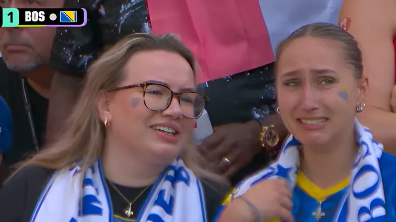 Foto: Reprodução/YouTube CazéTV – Mulher se emociona nas arquibancadas de Toronto.