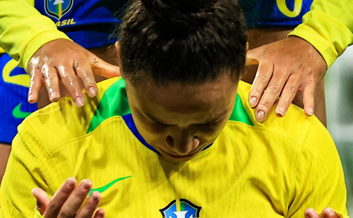 Dudinha sofre grave lesão no joelho e passará por cirurgia após amistoso da Seleção Brasileira