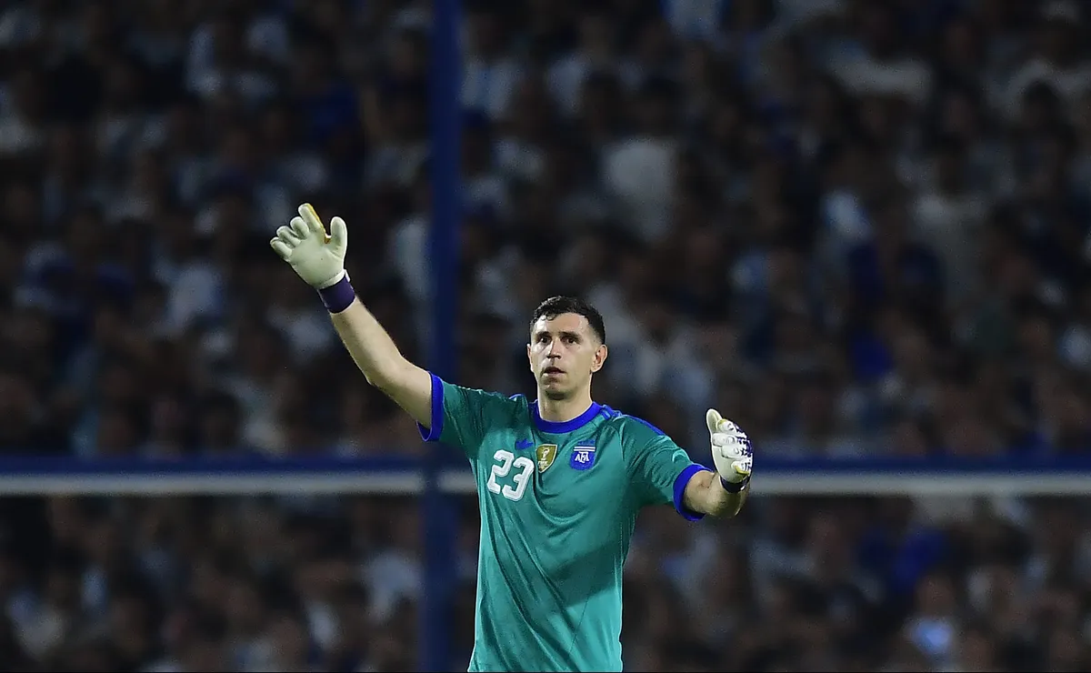 Dibu Martínez assusta Seleção da Argentina após sentir dores durante um treino