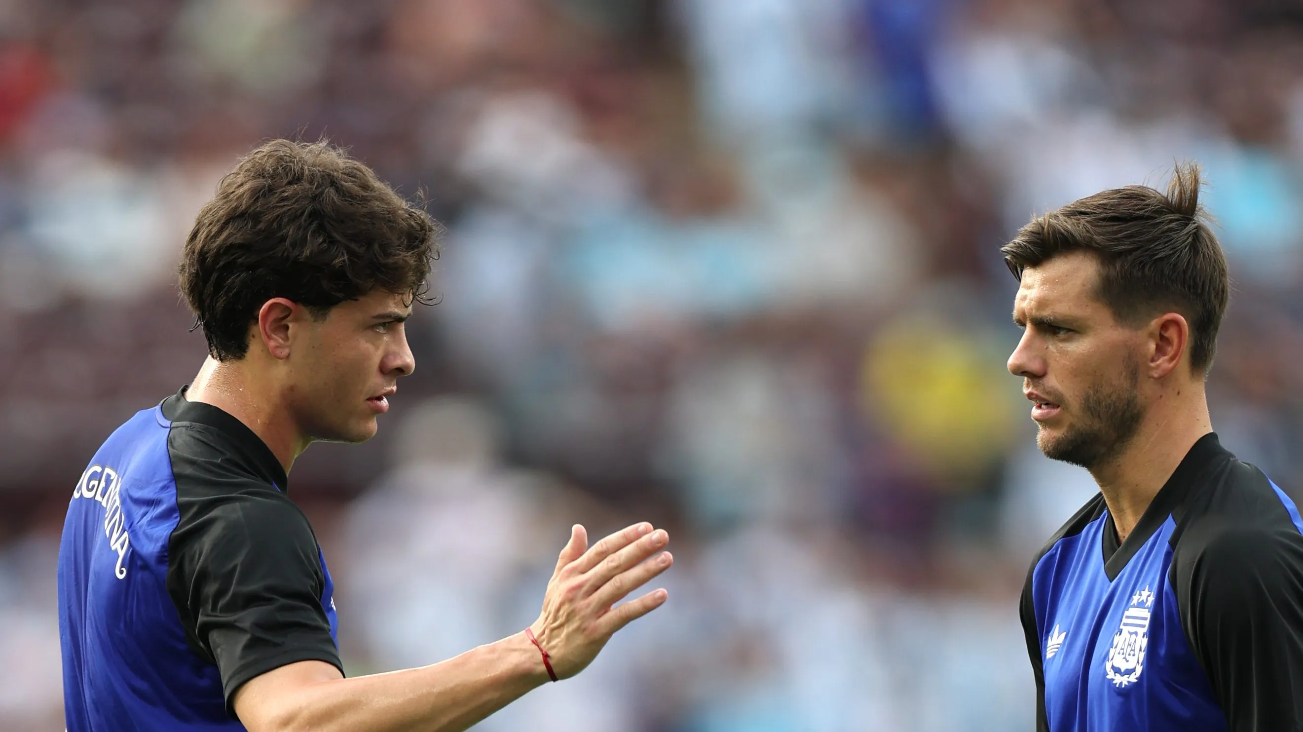 Foto: Tim Warner/Getty Images – Agustín Giay ao lado de Lo Celso no aquecimento da Seleção da Argentina.