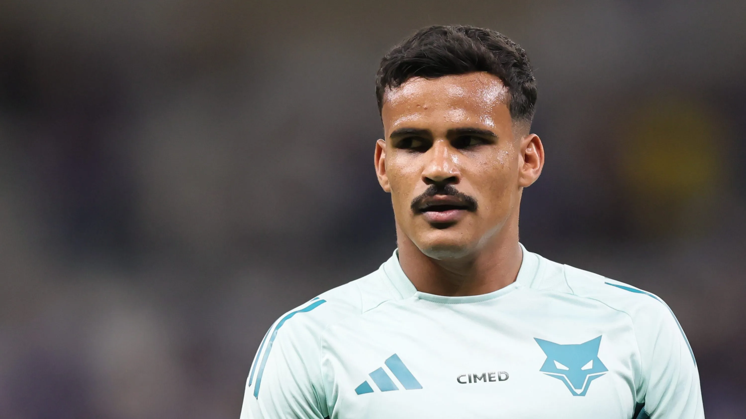 Defensor pode sair no meio do ano