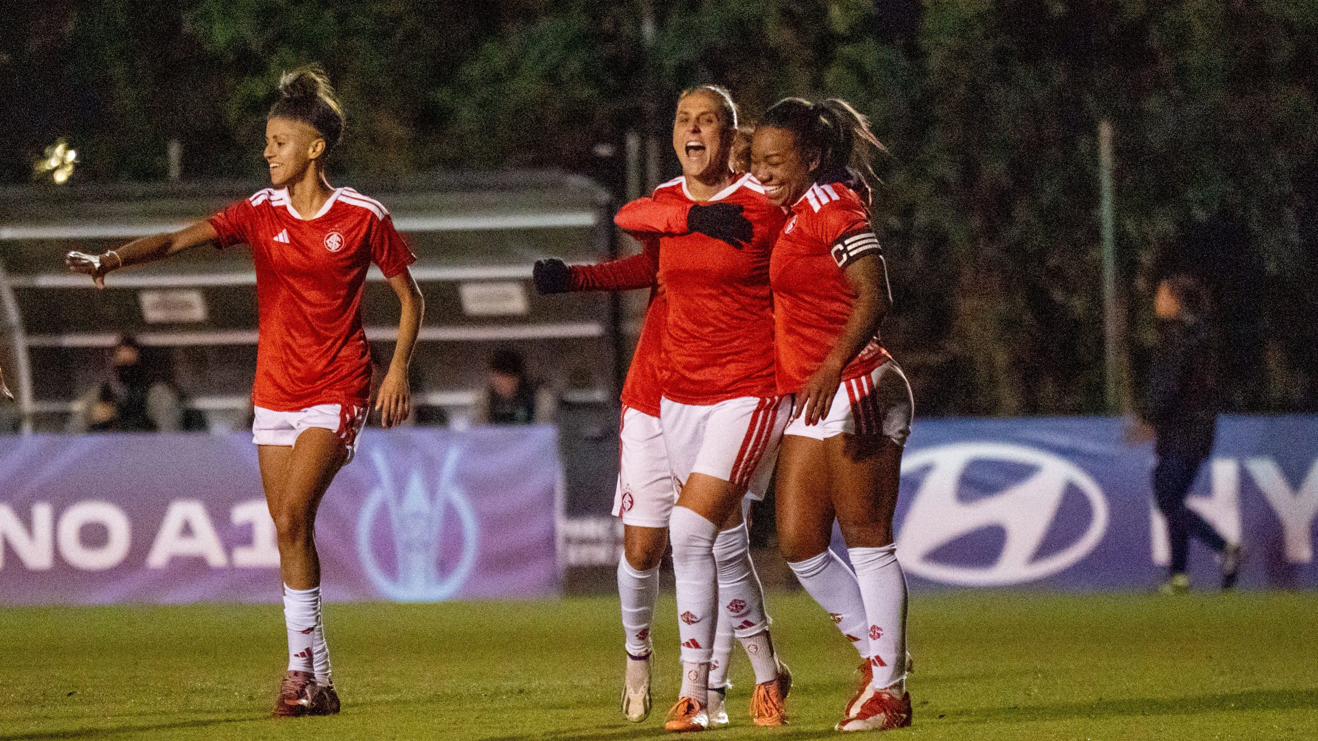Darlene celebra gol pelo Internacional no Brasileirão Feminino