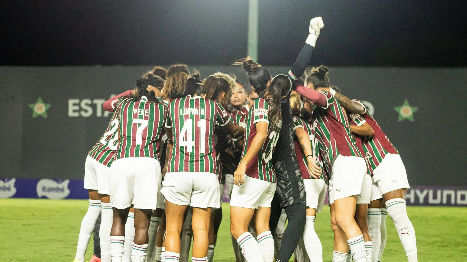 Time feminino do Fluminense em campo pela Copa do Brasil Feminina
