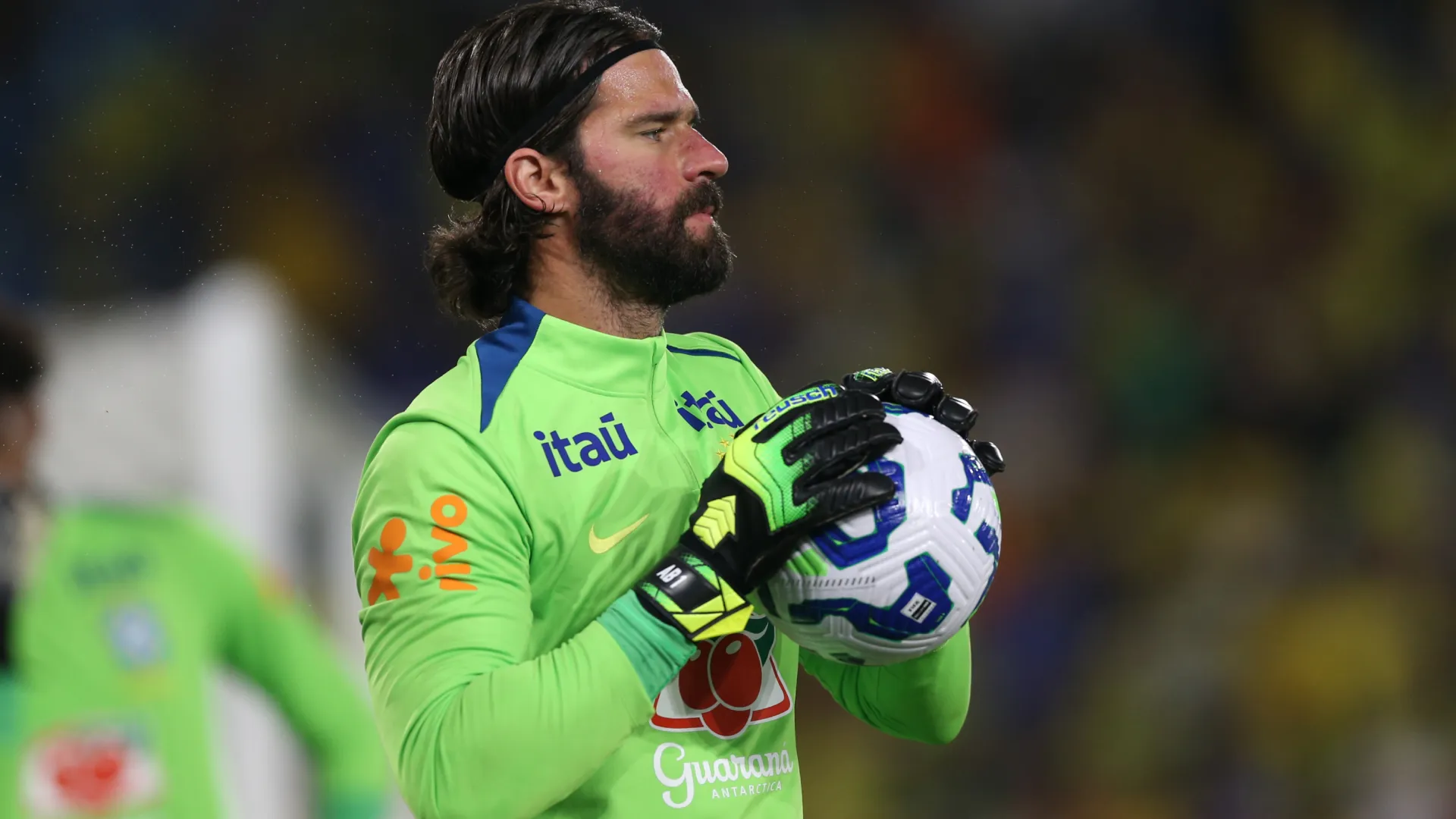 Alisson durante a partida entre Brasil x Chile, pelas Eliminatórias da Copa do Mundo – Foto: Marlon Costa/AGIF