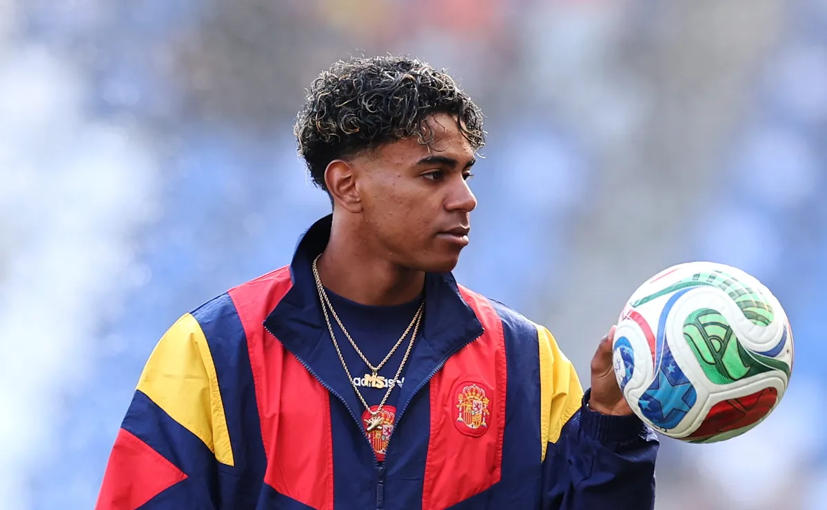 Lamine Yamal participa integralmente do treino da Espanha e está apto a jogar pela Seleção