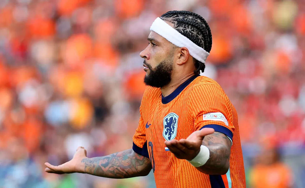 Memphis Depay deve começar no banco em Holanda x Japão, indica o técnico Ronald Koeman