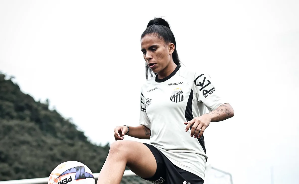Time feminino do Santos realiza primeiro treino com bola após reapresentação