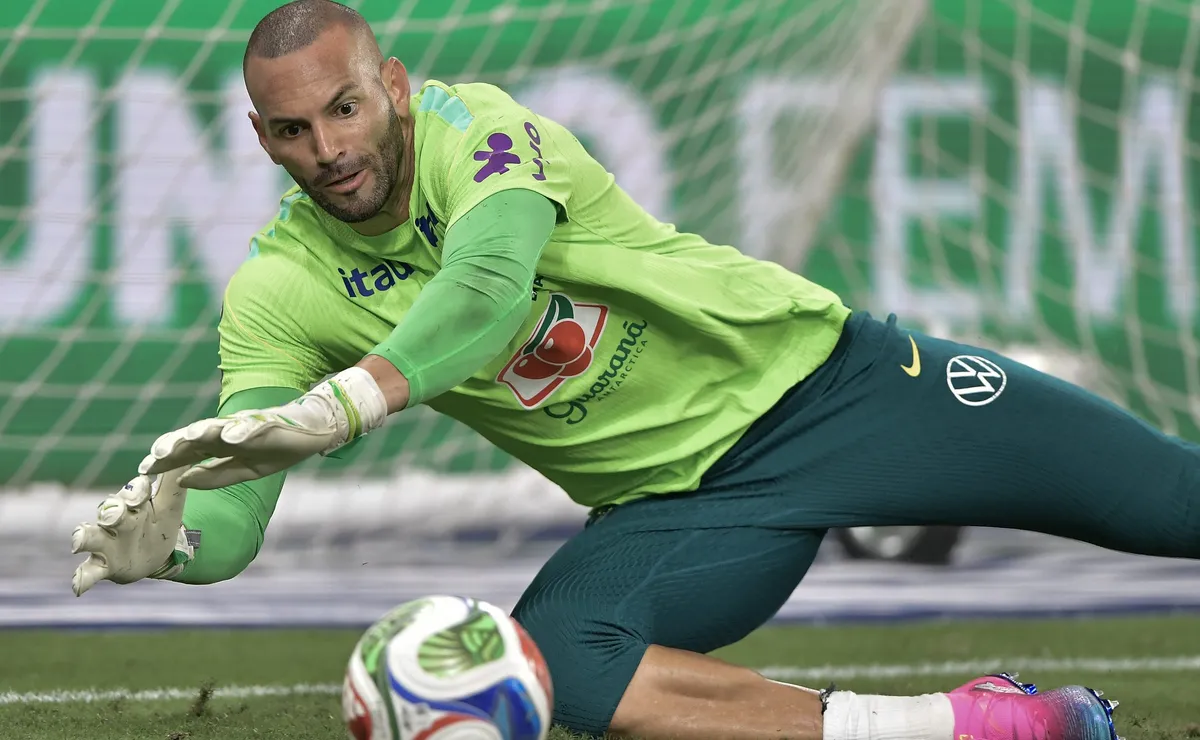Torcida do Grêmio pede titularidade de Weverton após gol tomado por Alisson em Brasil x Marrocos