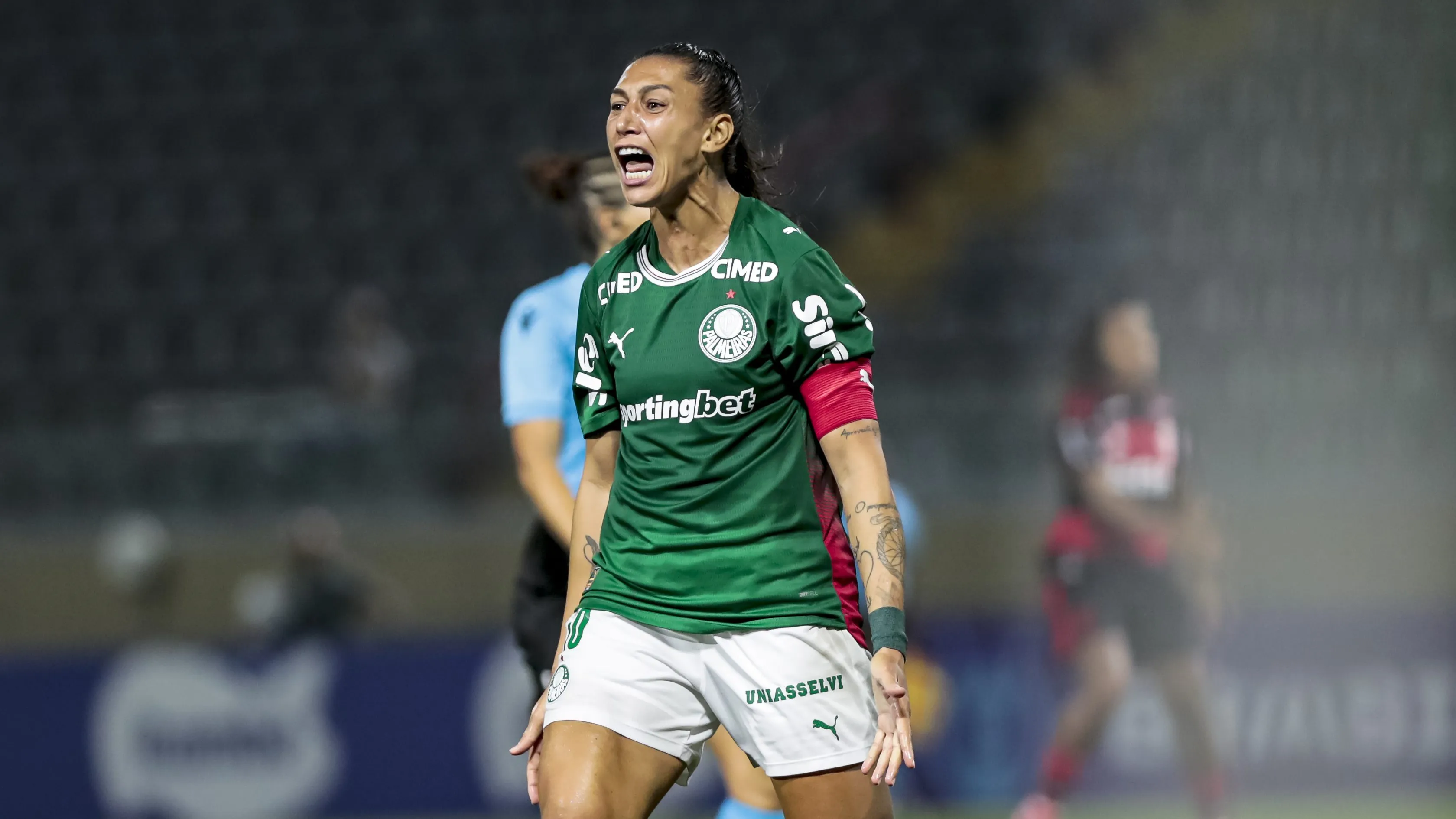 Bia Zaneratto, atacante do Palmeiras, celebra gol
