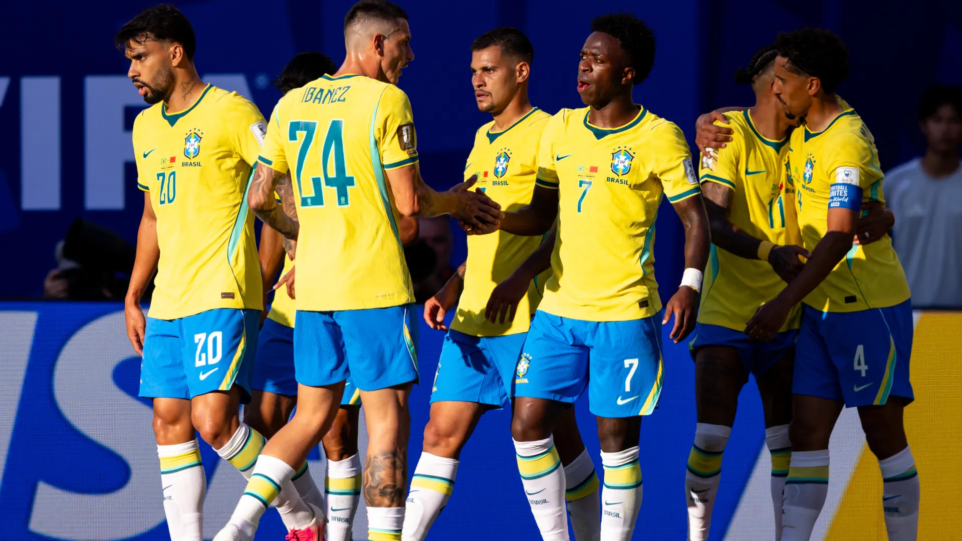 Paquetá comemorando o gol com Vini Jr. outros jogadores do Brasil – Foto: Rodolfo Buhrer/AGIF