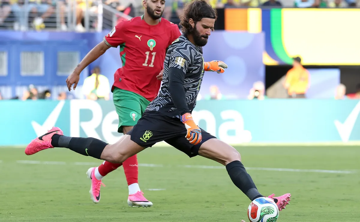 Sonho do Internacional, Alisson divide opiniões em Brasil x Marrocos na estreia da Copa do Mundo