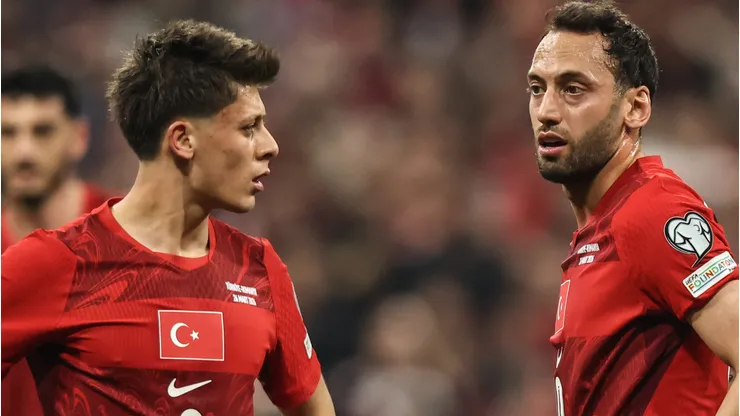 Arda Guler e Hakan Calhanoglu pela Seleção Turca - Foto: Burak Kara/Getty Images