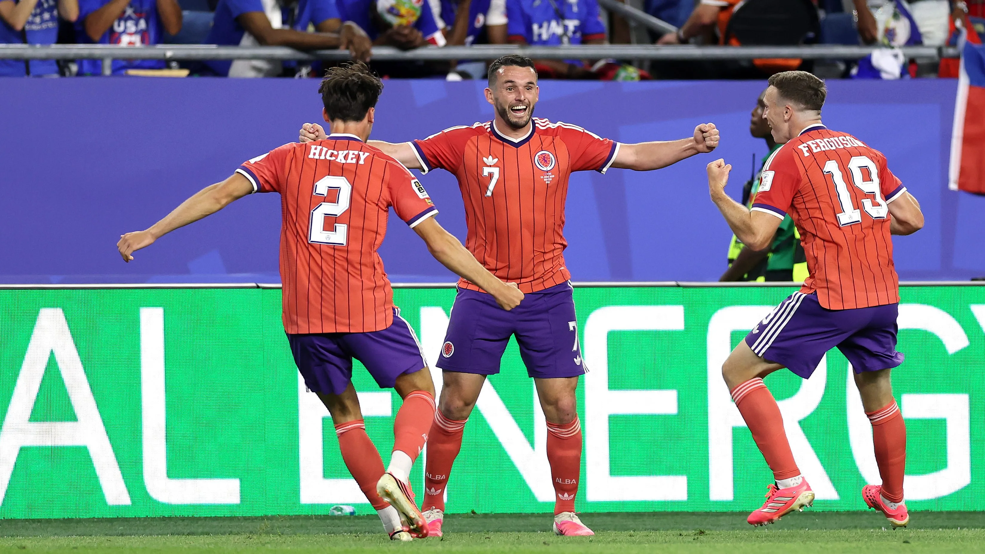John McGinn, camisa 7 da Escócia, comemora gol de sua equipe durante a partida entre Haiti e Escócia. (Photo by Justin Setterfield/Getty Images)