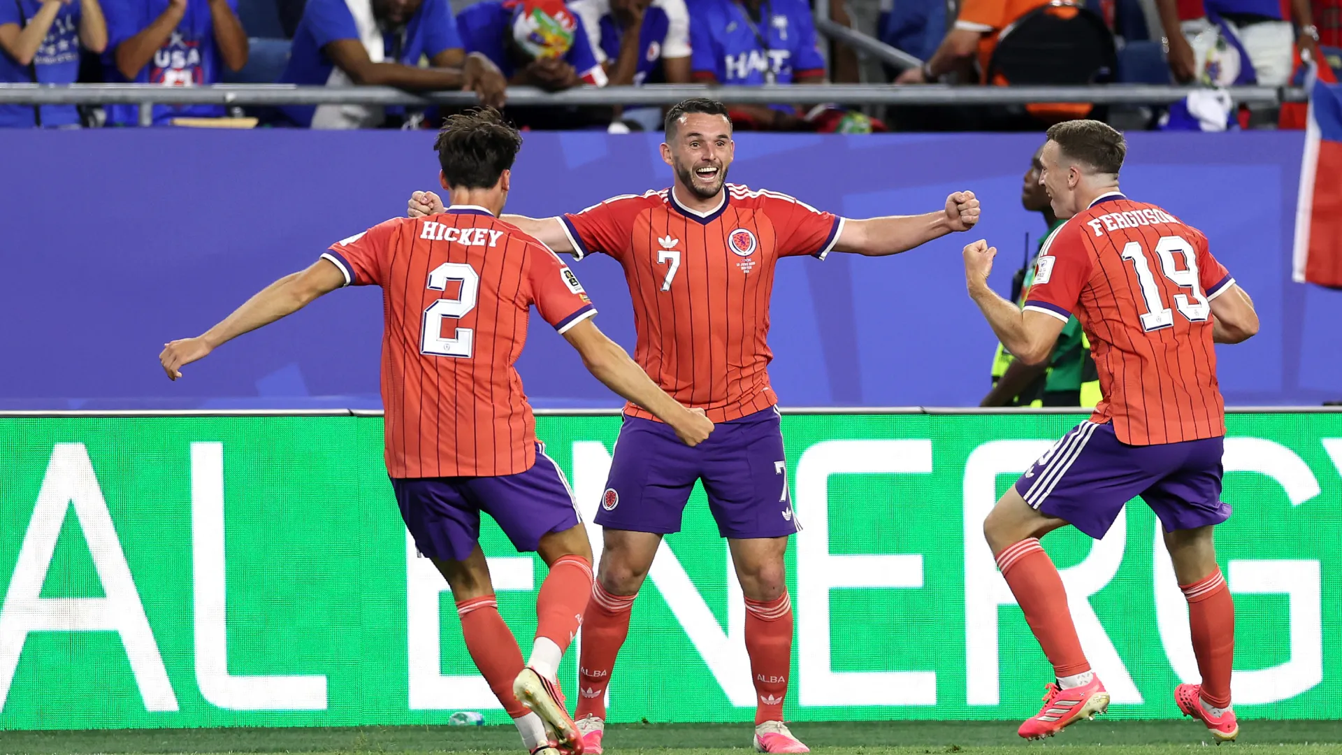 Ferguson (à direta) comemorando o único gol da partida – Foto: Justin Setterfield/Getty Images