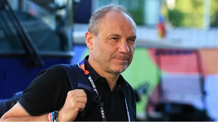 Técnico do Haiti chegando ao estádio contra a Escócia