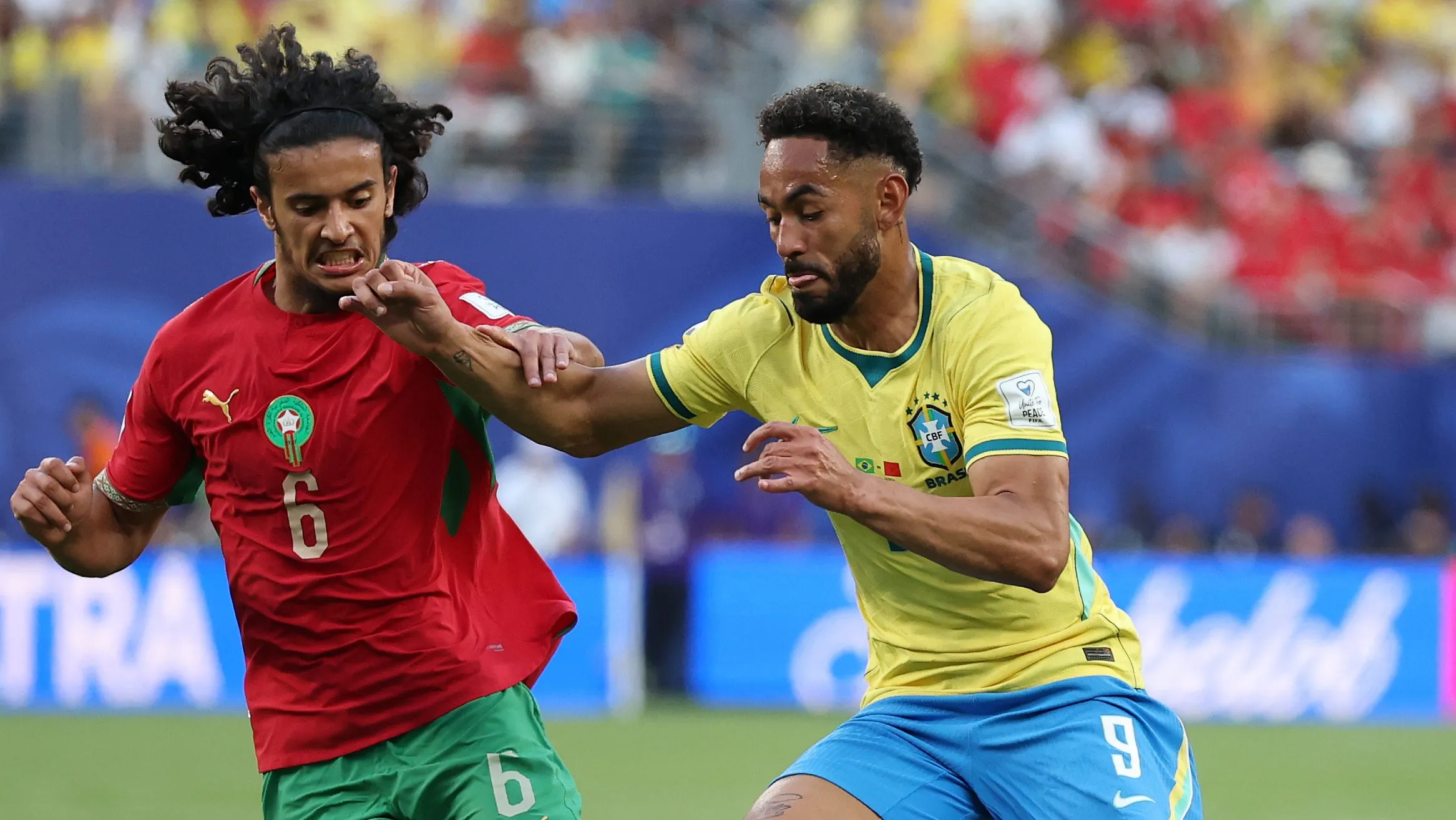 Bouaddi marcando Matheus Cunha. (Photo by Darrian Traynor/Getty Images)