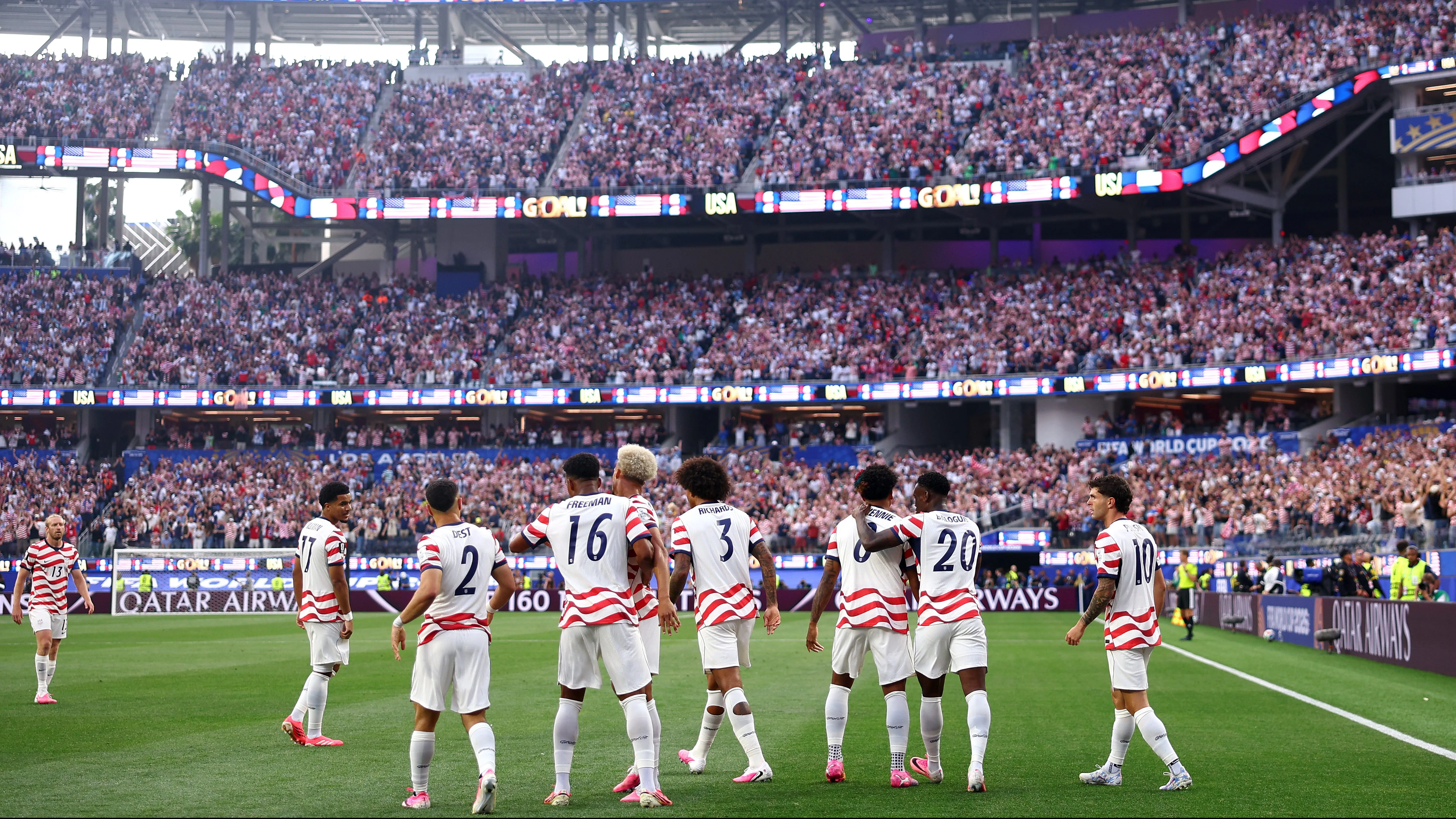 Seleção dos Estados Unidos no jogo de abertura da Copa do Mundo em Los Angeles. (Photo by Dean Mouhtaropoulos/Getty Images)