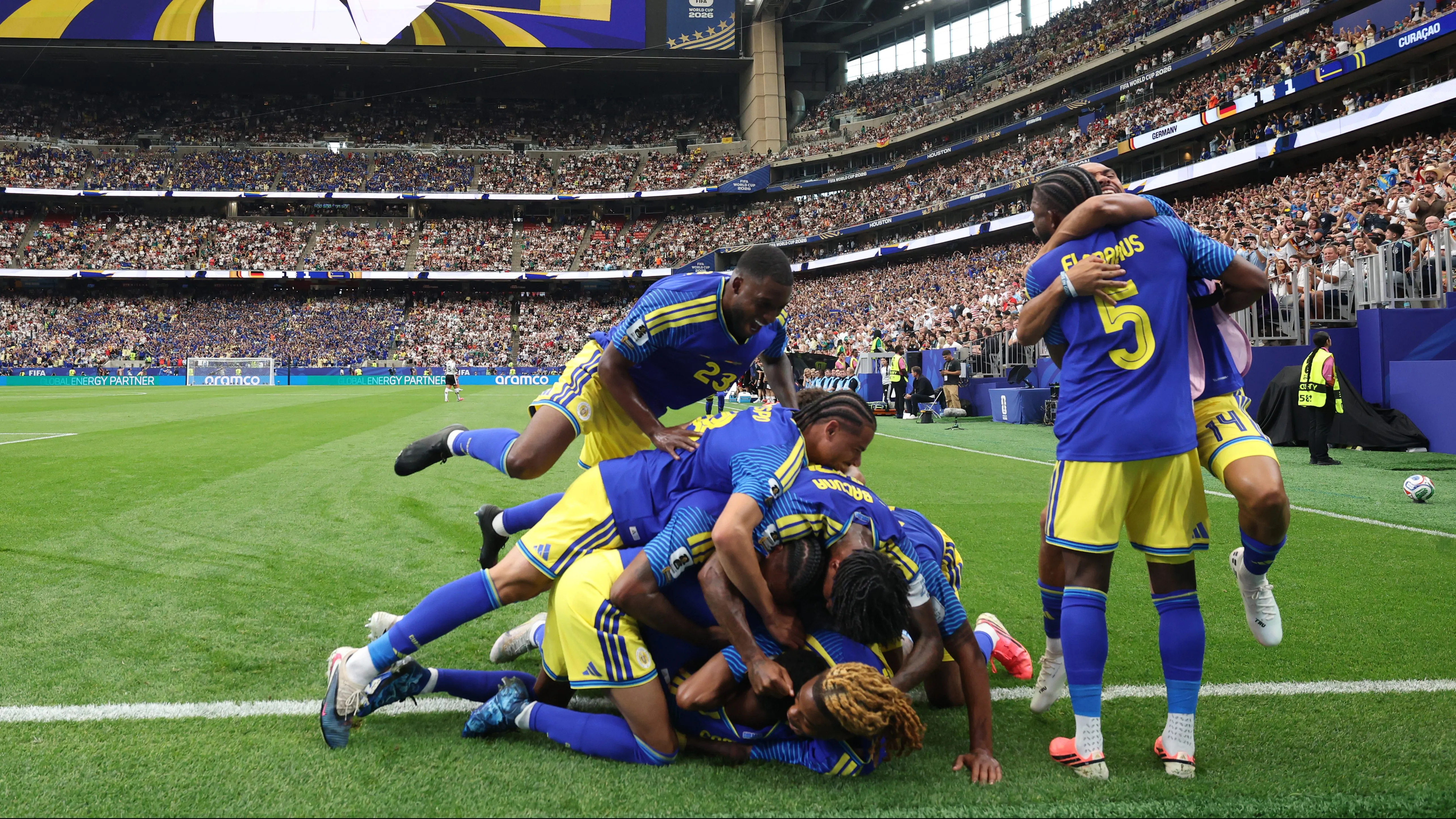Curaçao comemorando gol contra Alemanha. (Photo by Alexander Hassenstein/Getty Images)