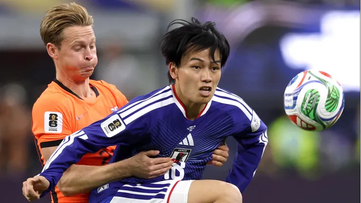 Ueda e De Jong dividem lance. (Photo by Michael Steele/Getty Images)