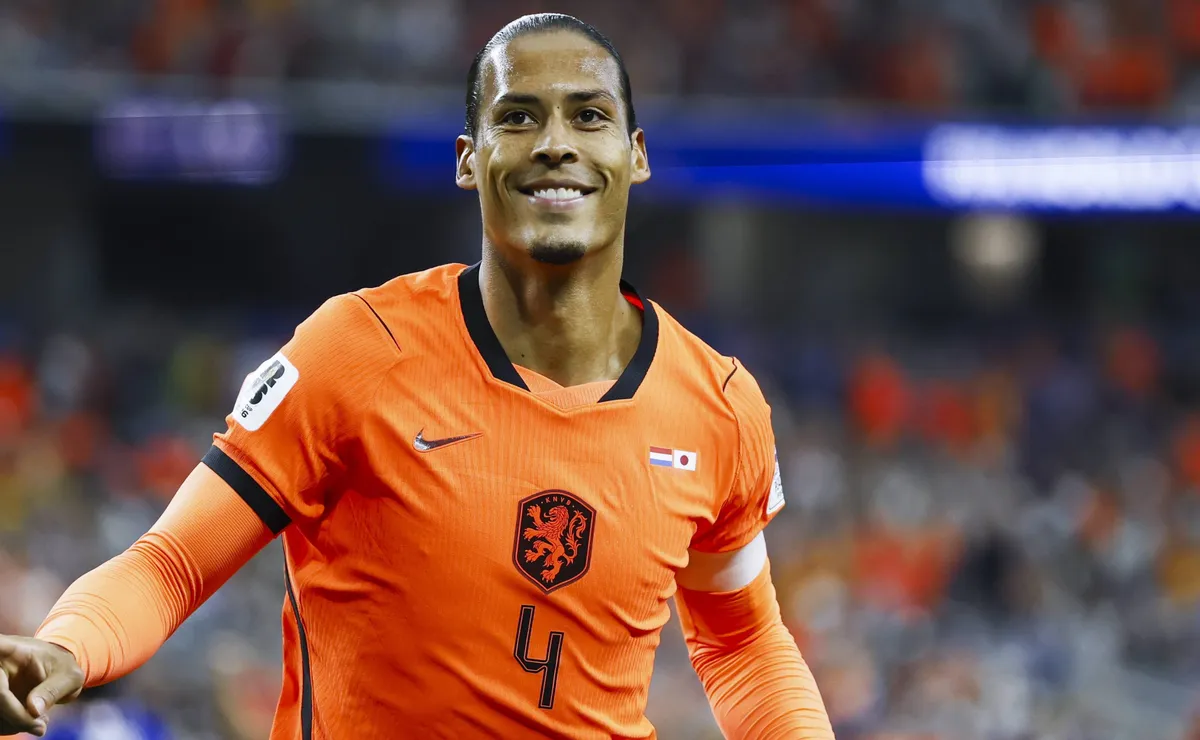 Gol de Van Dijk causa polêmica e Japão reclama empurrão do zagueiro em empate contra a Holanda