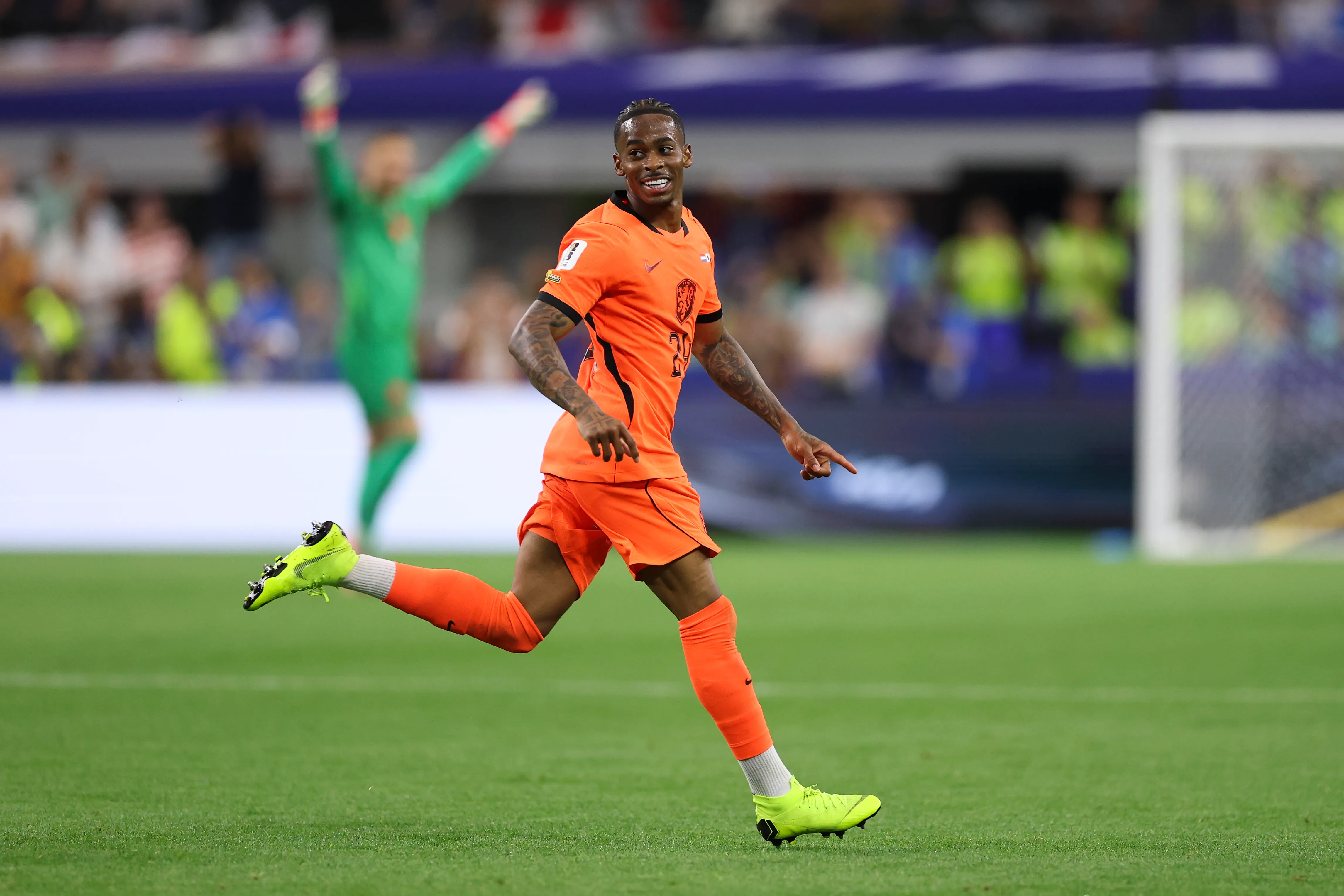 Crysencio Summerville, camisa 24 da seleção da Holanda comemora seu gol contra o Japão. (Photo by Michael Steele/Getty Images)