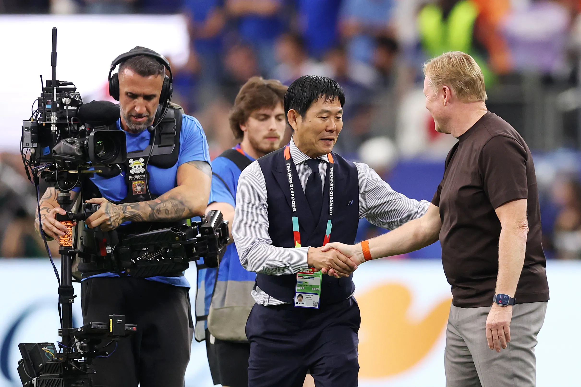 Hajime Moriyasu com Ronald Koeman. Photo by Michael Steele/Getty Images