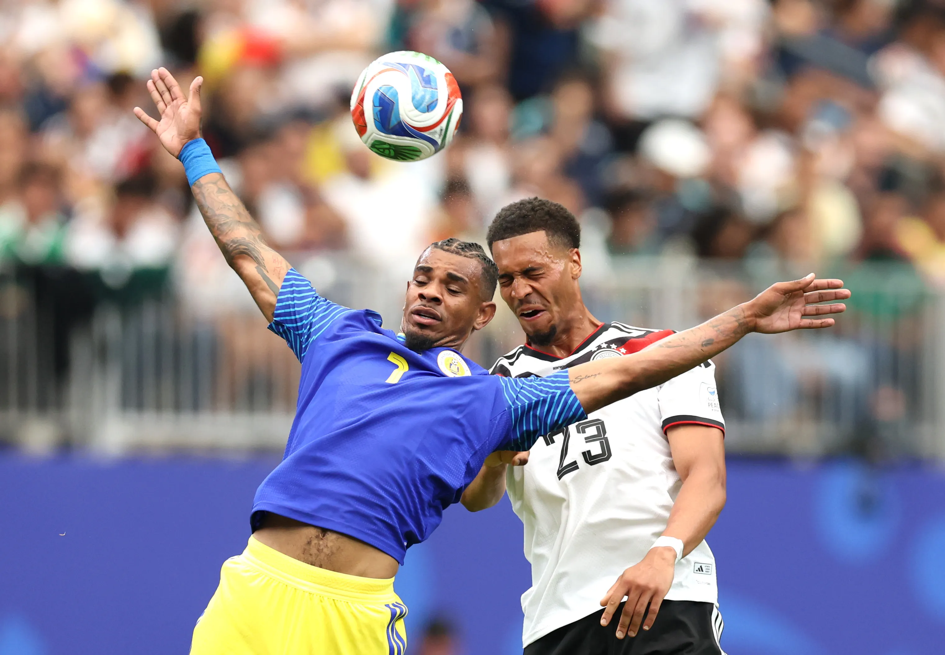 Juninho Bacuna, nº 7 de Curaçao, e Félix Nmecha, nº 23 da Alemanha, disputam uma bola de cabeça durante a partida do Grupo E da Copa do Mundo. (Photo by Alexander Hassenstein/Getty Images)