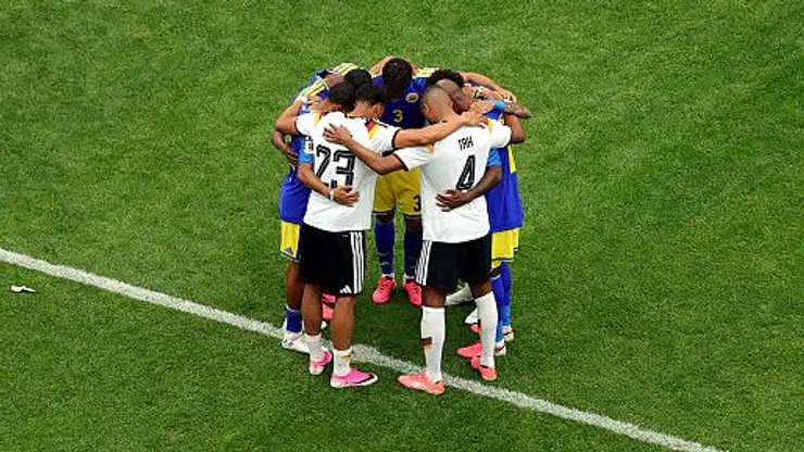 Jogadores da Alemanha e de Curaçao se reúnem após a partida do Grupo E da Copa do Mundo. (Photo by Alex Slitz/Getty Images)