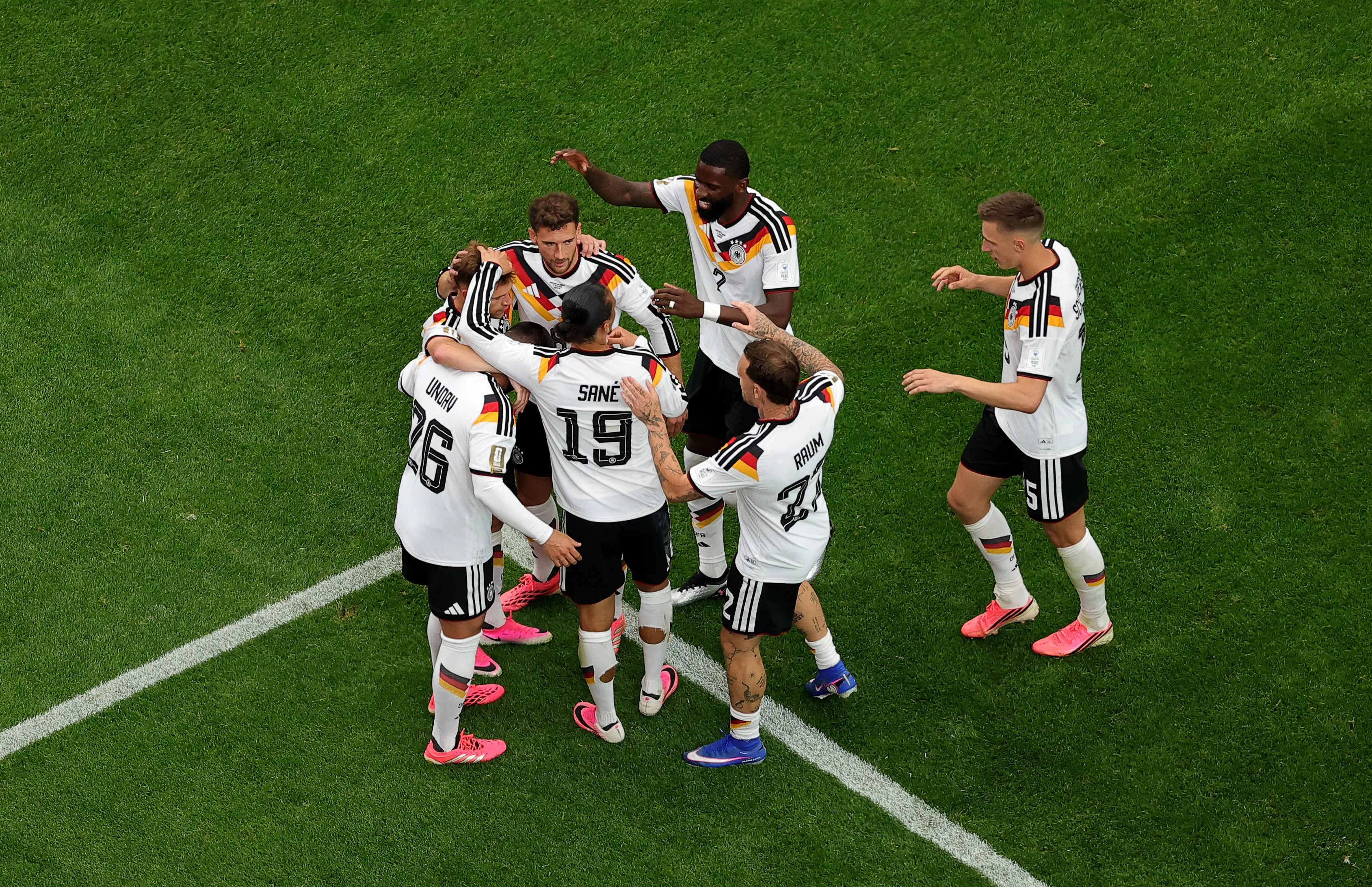 Jogadores da Alemanha celebrando gol na partida. Photo by Alex Slitz/Getty Images