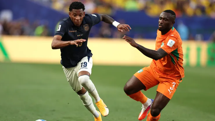 PHILADELPHIA, PENNSYLVANIA - JUNE 14: Gonzalo Plata #19 of Ecuador controls the ball against Ghislain Konan #3 of Cote d'Ivoire during the FIFA World Cup 2026 Group E match between Cote D'Ivoire and Ecuador at Philadelphia Stadium on June 14, 2026 in Philadelphia, Pennsylvania. (Photo by Al Bello/Getty Images)
