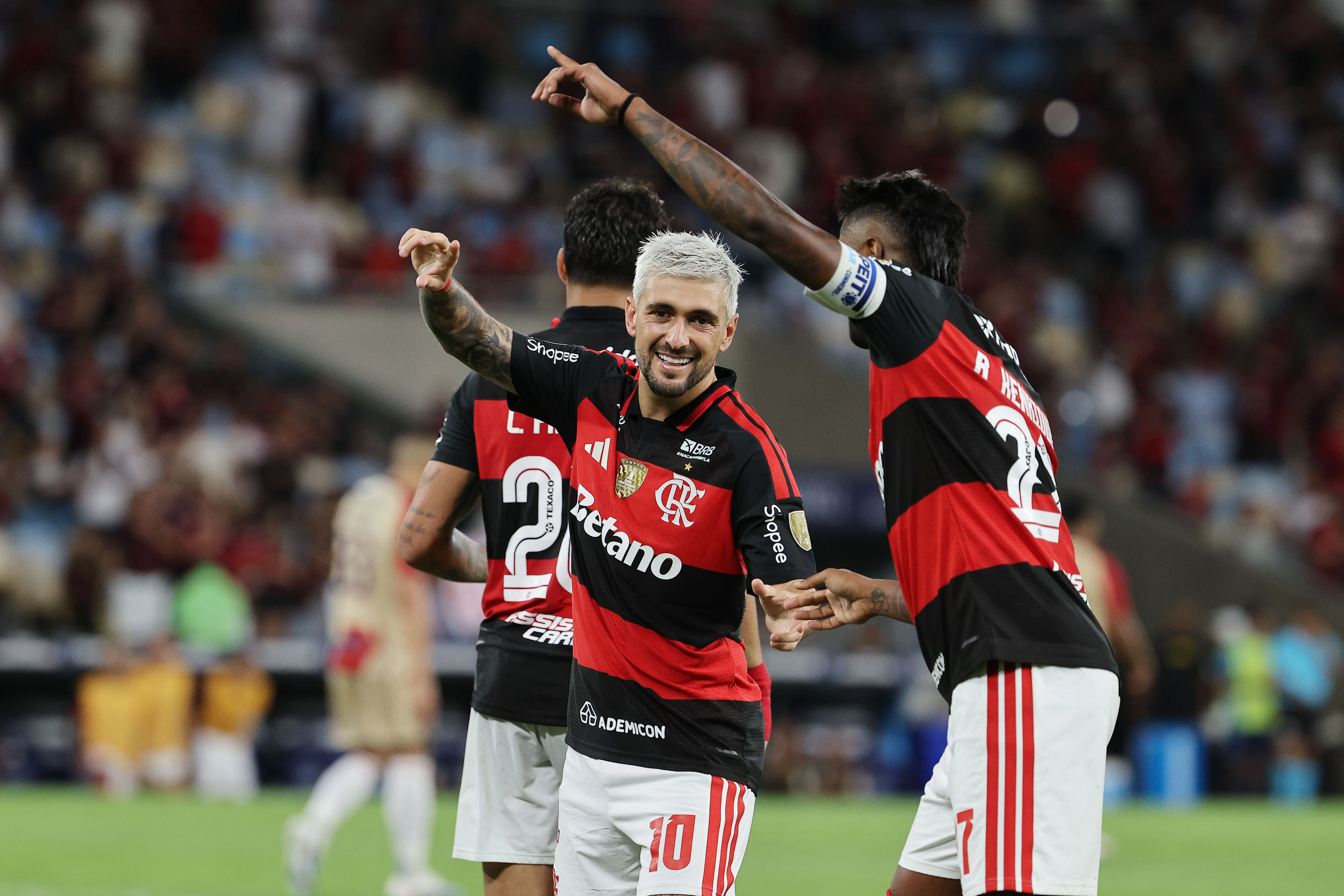 RIO DE JANEIRO, BRAZIL – APRIL 16: Giorgian de Arrascaeta of Flamengo celebrates with Bruno Henrique after scoring the third goal of his team during the Copa CONMEBOL Libertadores 2026 group A match between Flamengo and Medellin at Maracana Stadium on April 16, 2026 in Rio de Janeiro, Brazil. (Photo by Wagner Meier/Getty Images)