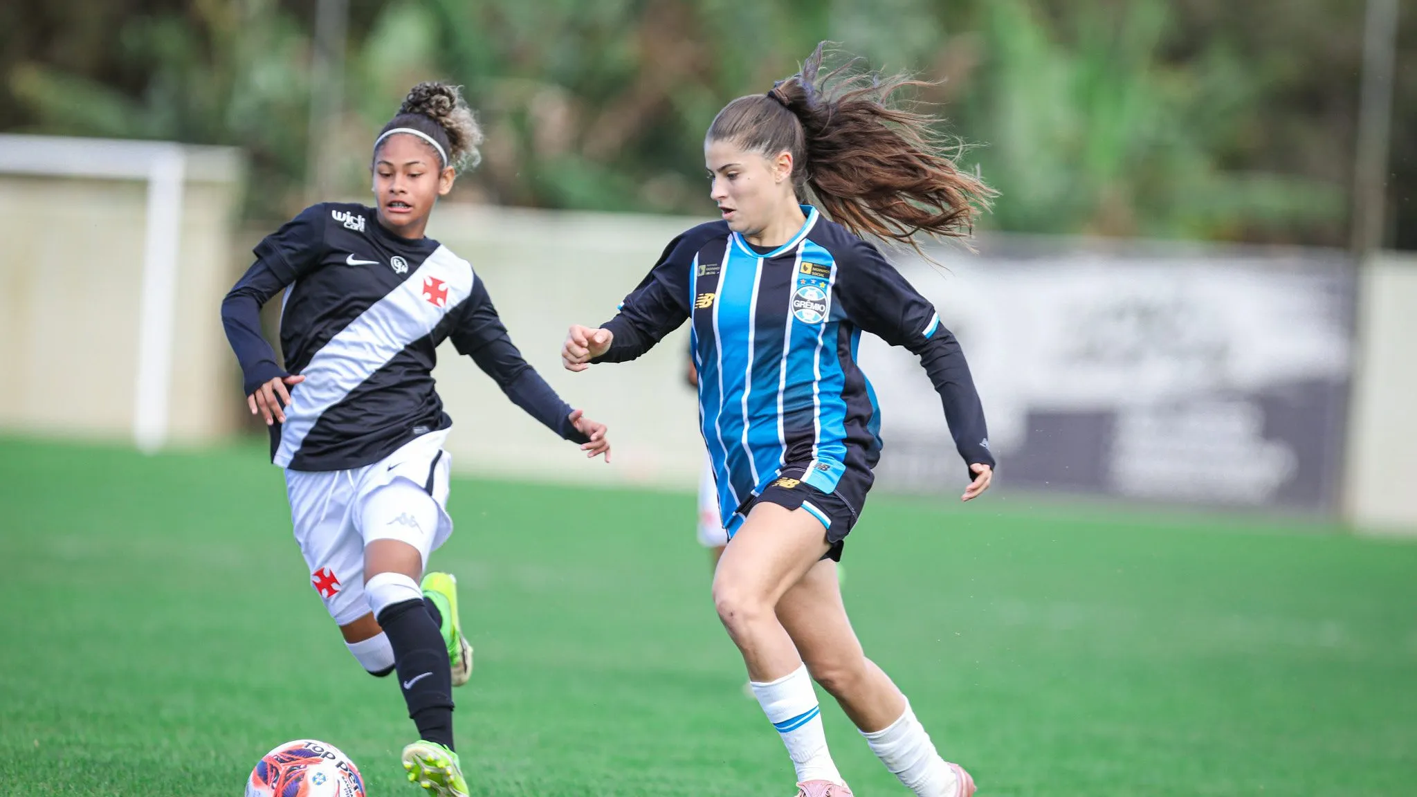 Jogadoras do Grêmio e Vasco em campo pelo Brasileirão Feminino Sub-17