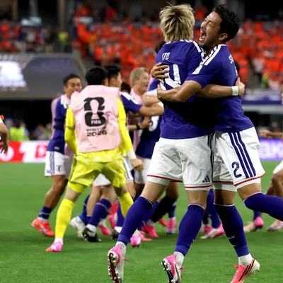 Japoneses param ruas de Tóquio para comemorar empate na Copa