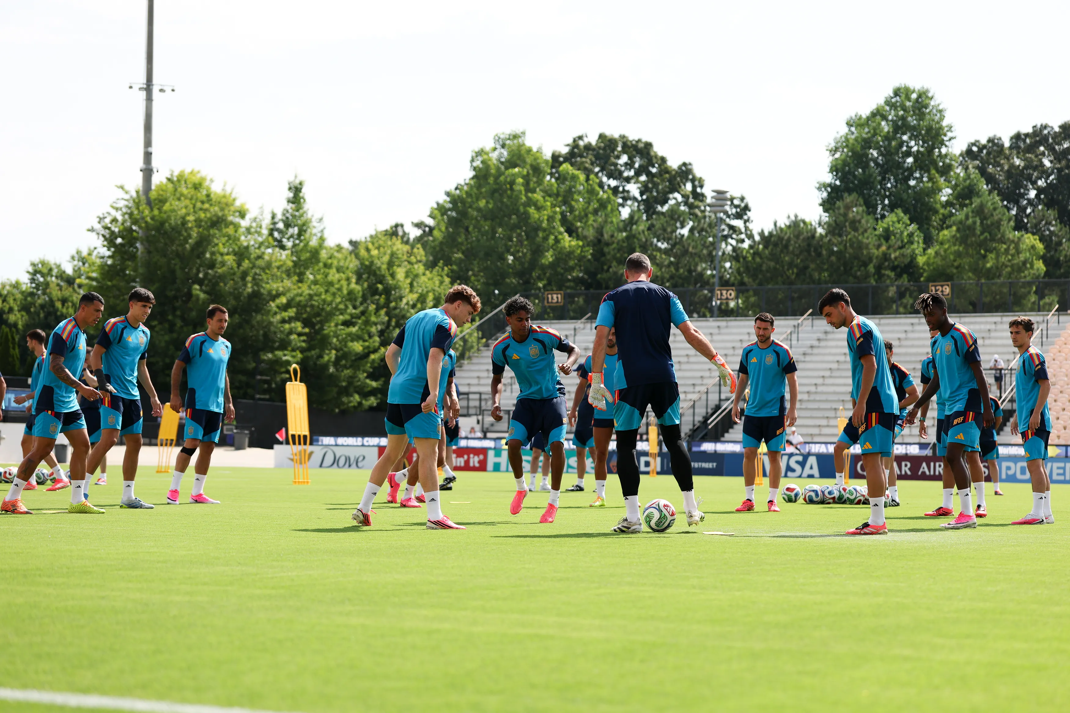 Elenco espanhol durante treinamento antes da estreia. Foto: Florencia Tan Jun/Getty Images