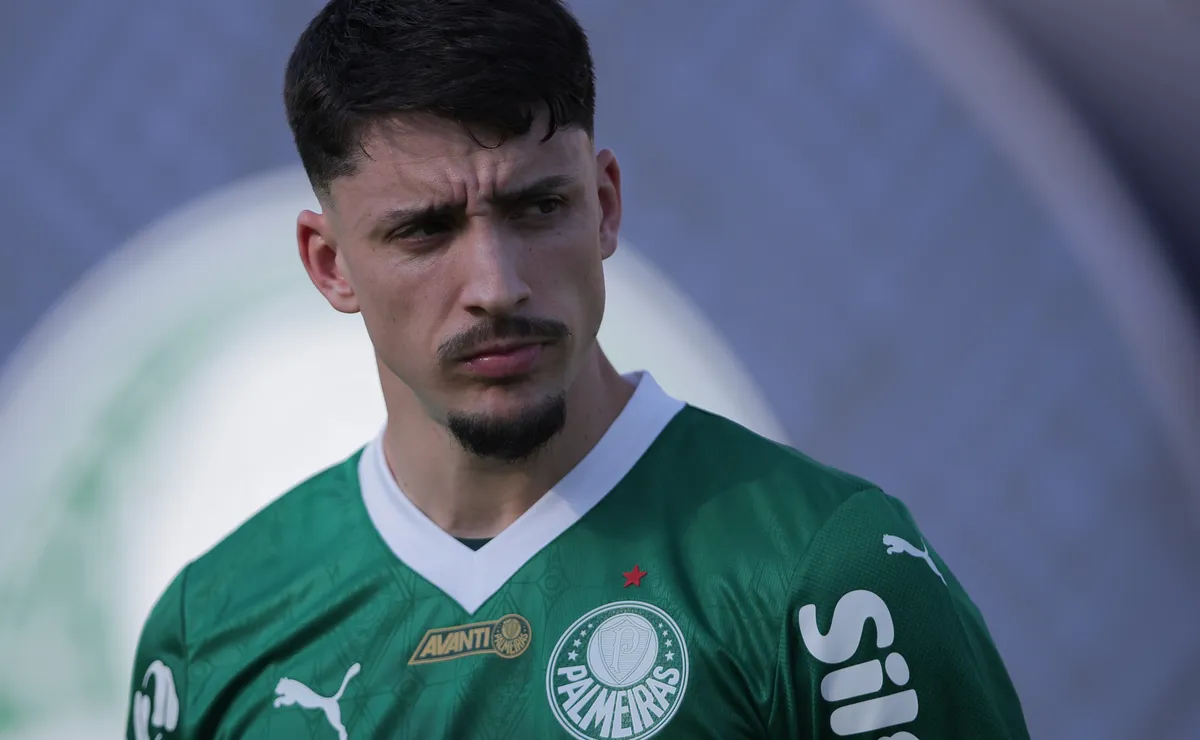 Emiliano Martínez e Piquerez vivem cenários opostos na estreia da Copa do Mundo