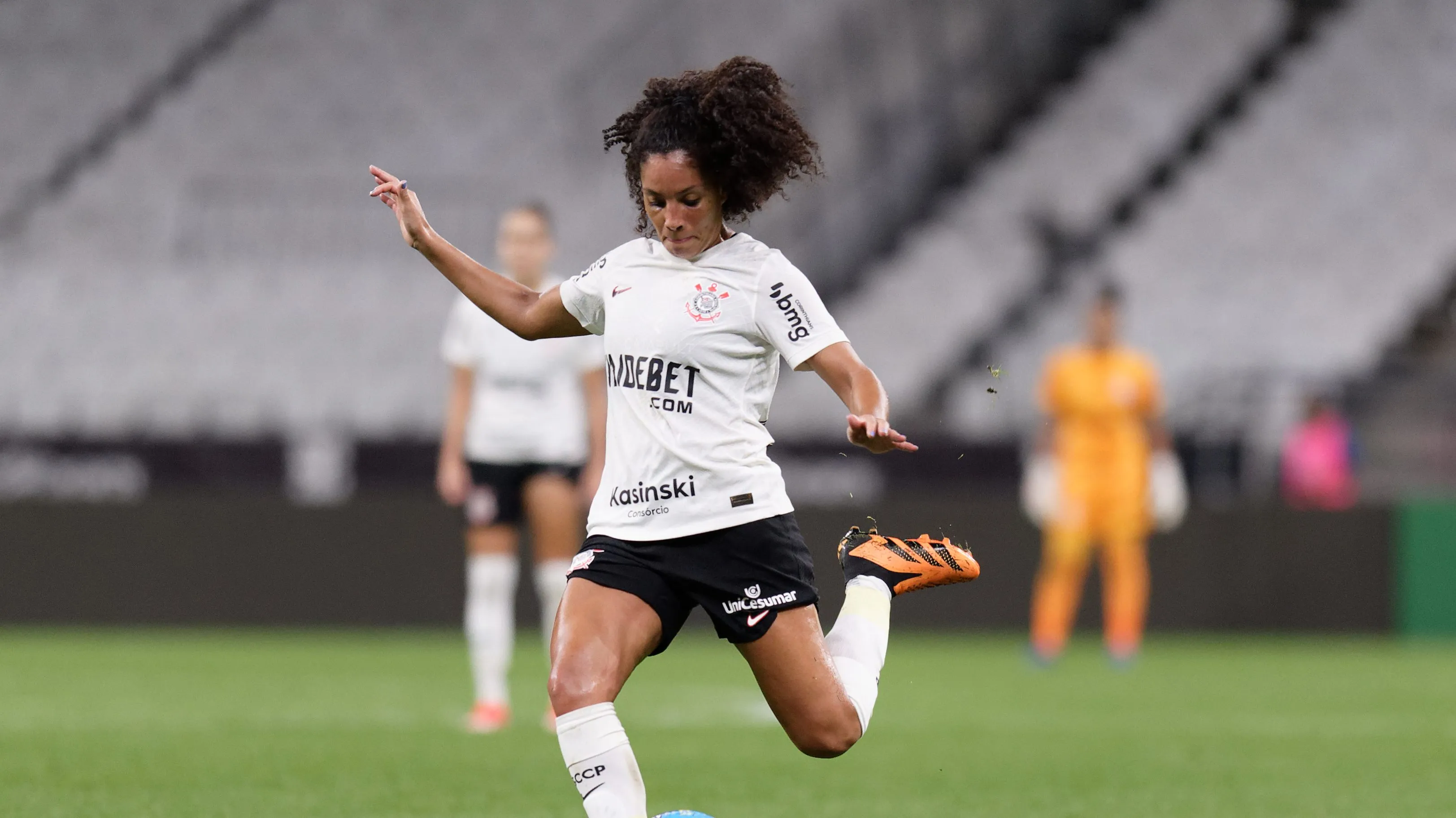 Lateral-esquerda Yasmim em atuação pelo Corinthians
