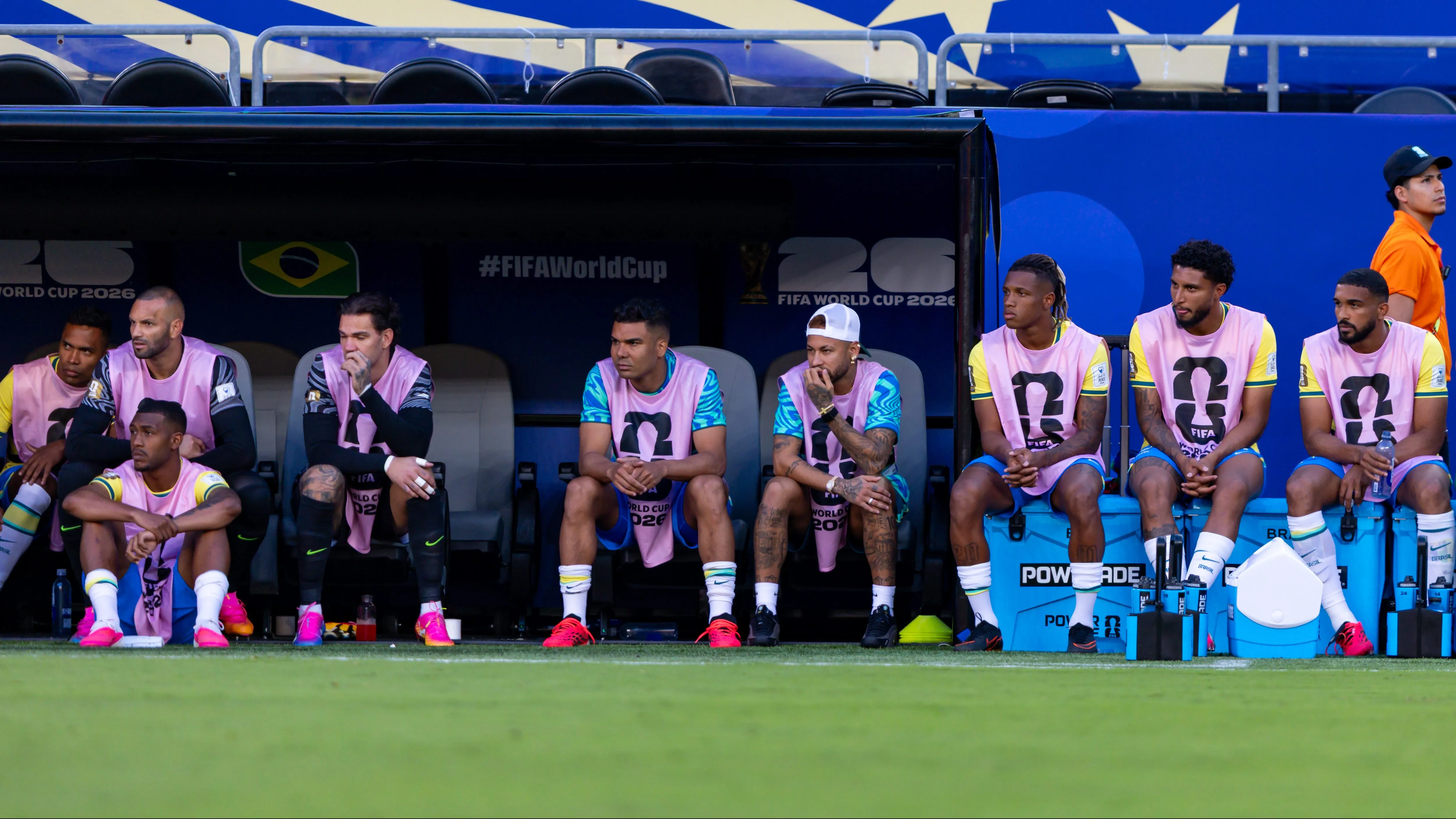 Neymar sentado no banco de reservas. Foto: Rodolfo Buhrer/AGIF