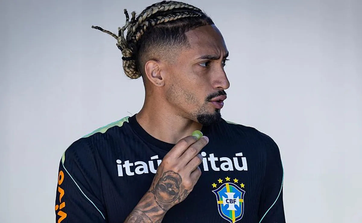 Esposa de Raphinha expõe ofensas pesadas da torcida após jogo da Seleção