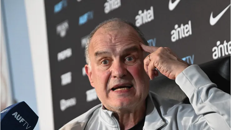 Bielsa durante coletiva no Uruguai. (Foto de Guillermo Legaria/Getty Images).