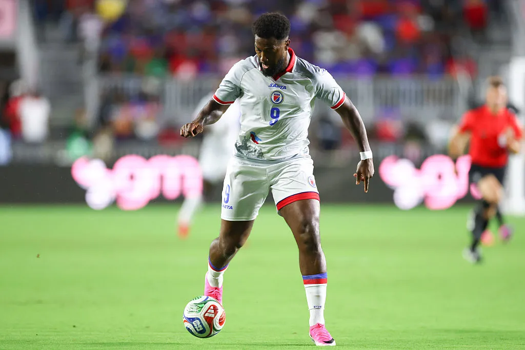 Duckens Nazon, número 9 do Haiti, controla a bola contra a Nova Zelândia no primeiro tempo do amistoso internacional. (Photo by Megan Briggs/Getty Images)