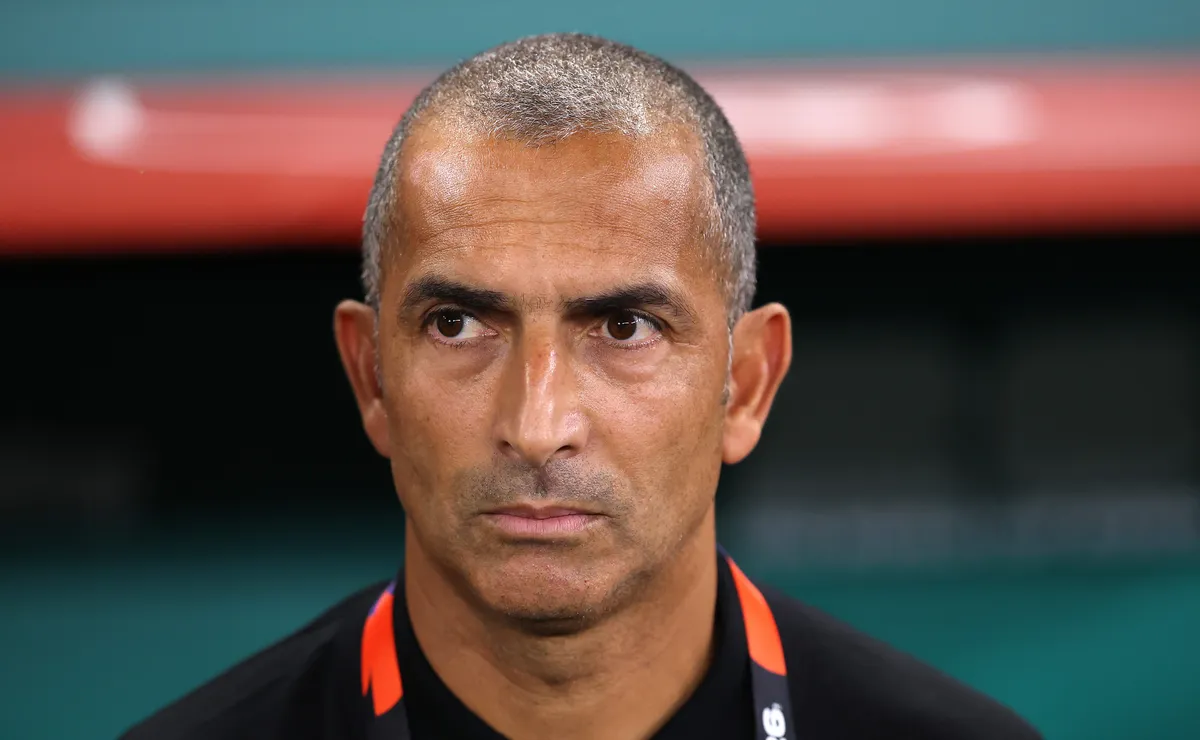 Tunísia encaminha demissão do treinador Sabri Lamouchi após goleada da Suécia na Copa
