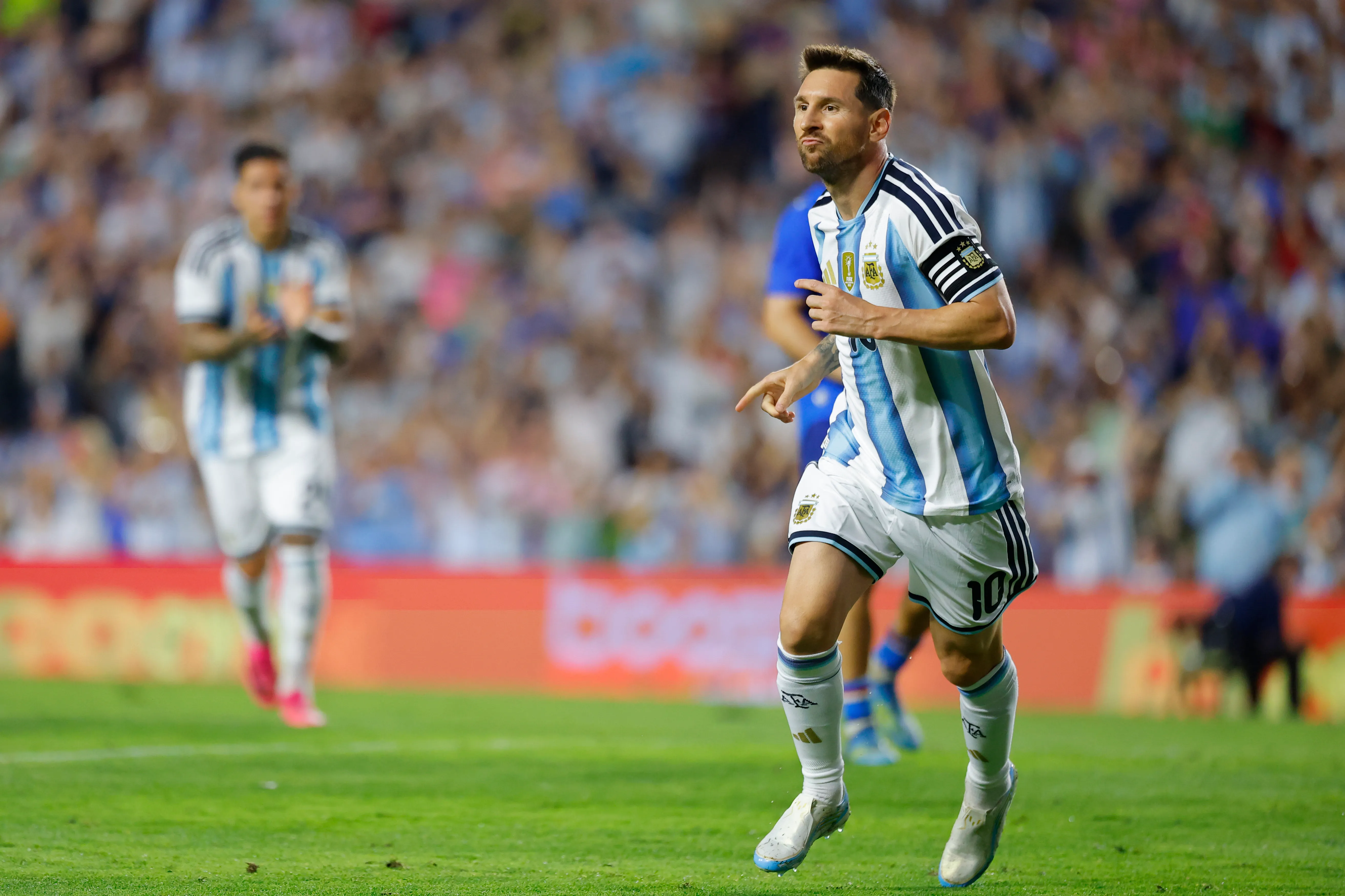 Messi, da Argentina, comemora após marcar o segundo gol da equipe durante o amistoso internacional entre Argentina e Islândia. (Photo by Todd Kirkland/Getty Images)