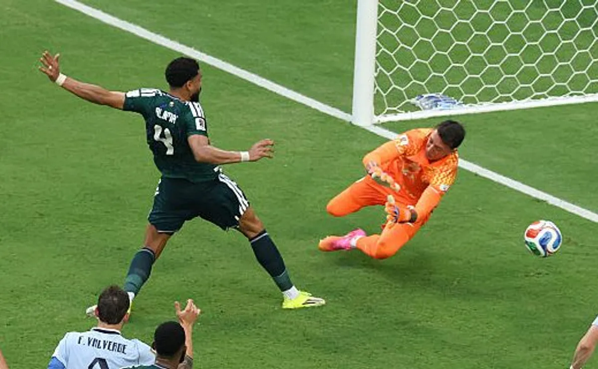 Muslera divide opiniões após empate do Uruguai com a Arábia Saudita na Copa do Mundo