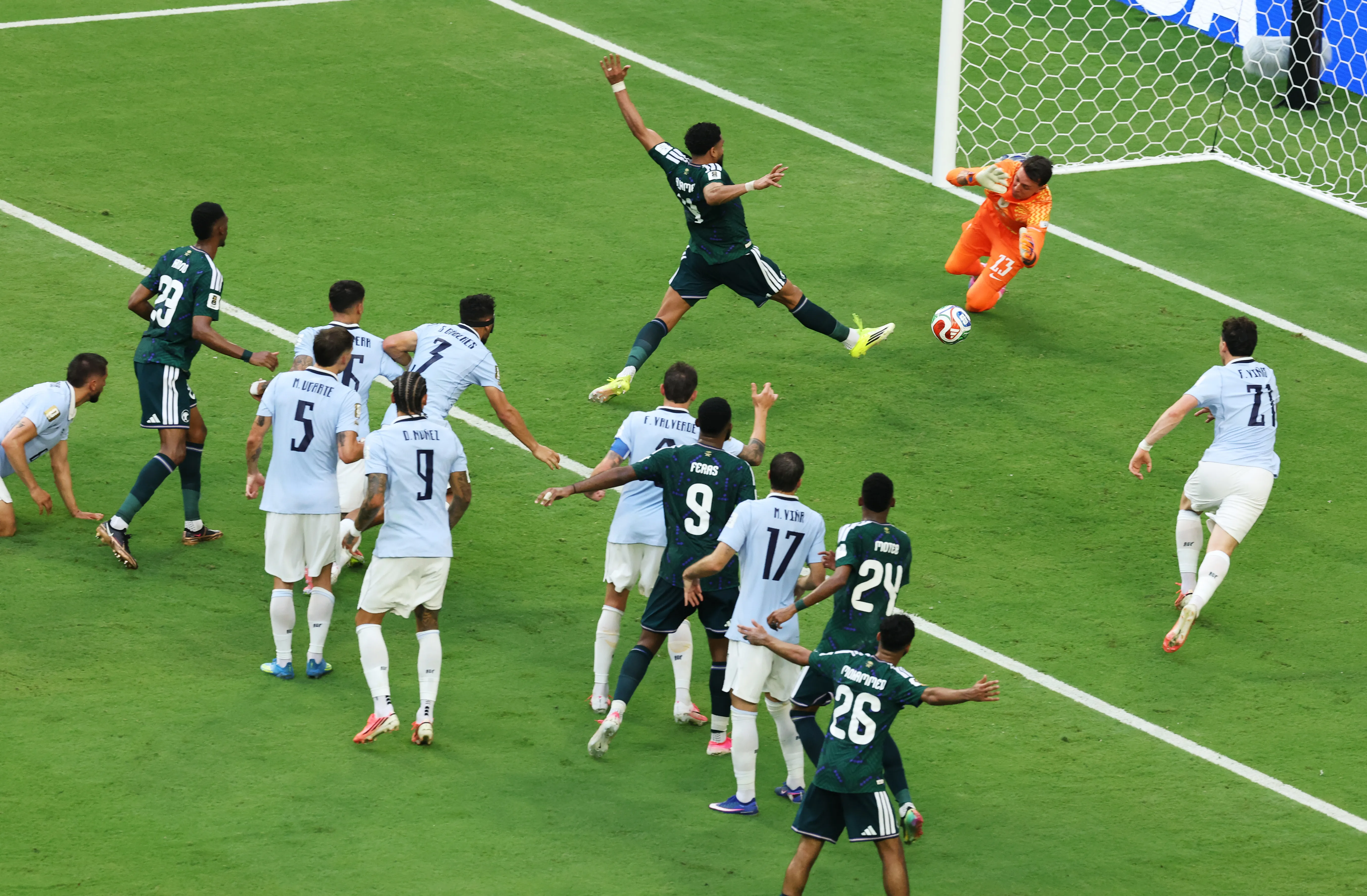 Al Amri aproveita rebote de Muslera para abrir o placar para os sauditas diante do Uruguai – Foto: Molly Darlington/Getty Images
