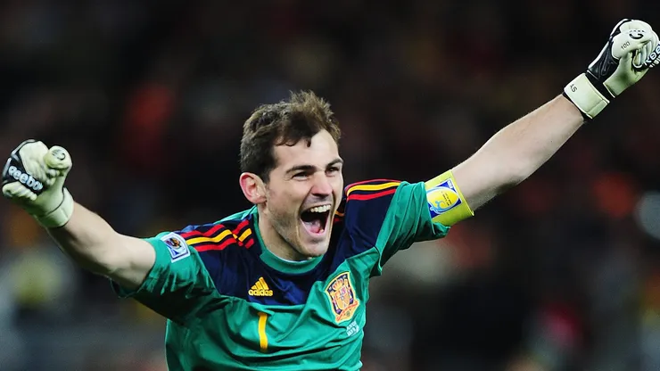 Iker Casillas é uma lenda no gol espanhol (Photo by Clive Mason)