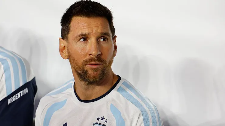 Lionel Messi, da Argentina, observa o jogo antes da partida amistosa internacional entre Argentina e Islândia. (Photo by Todd Kirkland/Getty Images)