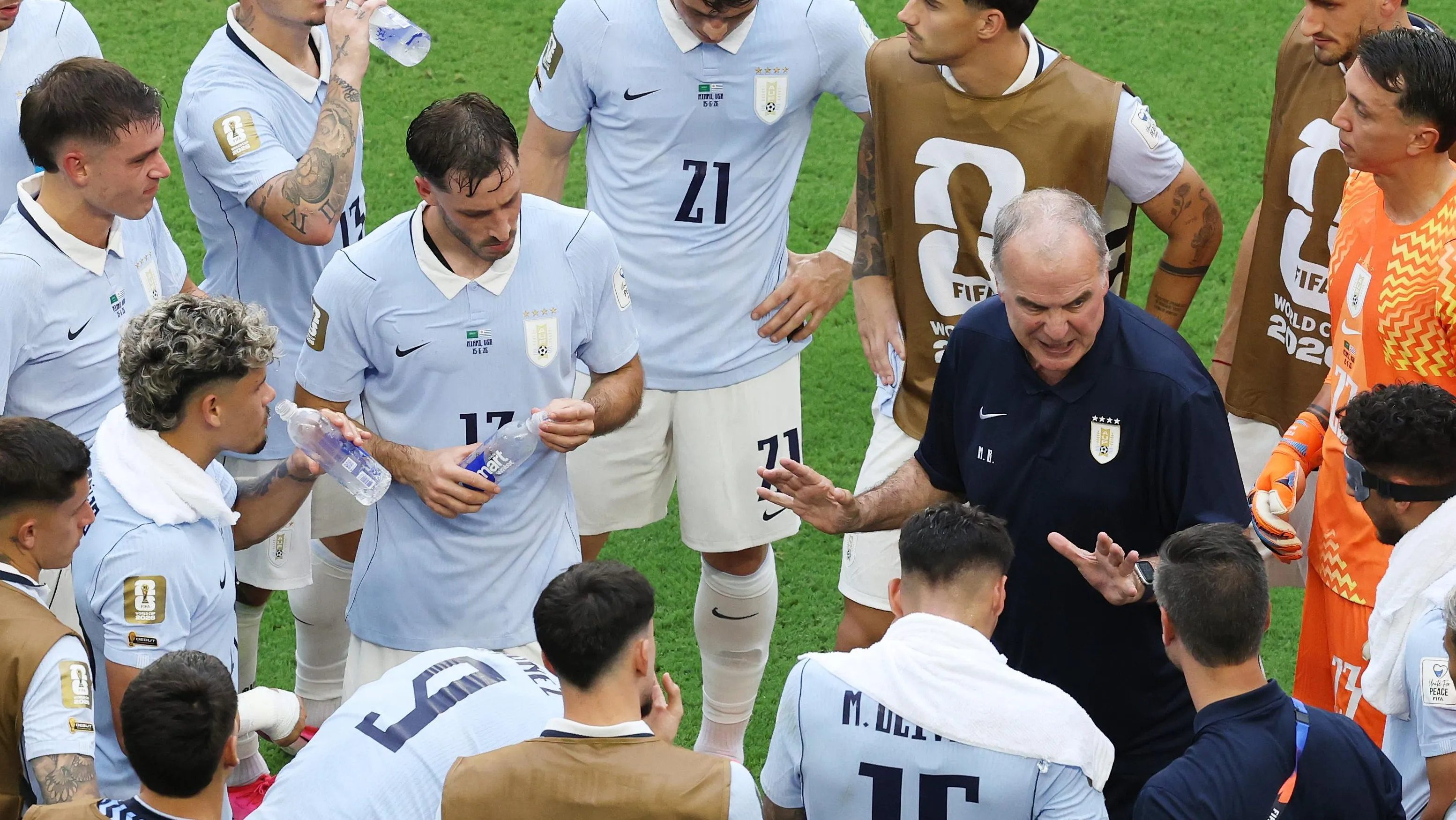 Foto: Molly Darlington/Getty Images – Bielsa dando instruções para Maximiliano e outras atletas do Uruguai.