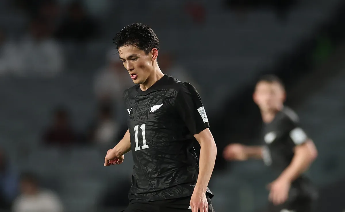 Elijah Just marca duas vezes na estreia da Nova Zelândia diante do Irã e se destaca na Copa