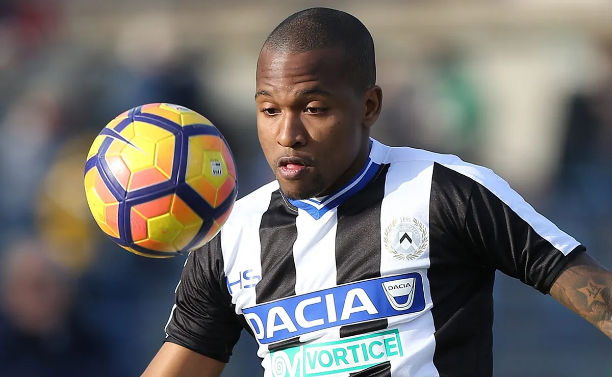 Corinthians estuda anunciar contratação de graça do zagueiro Samir, do Al Najmah, da Arábia Saudita
