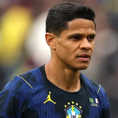 Douglas Santos torce por volta de Neymar na Seleção Brasileira
